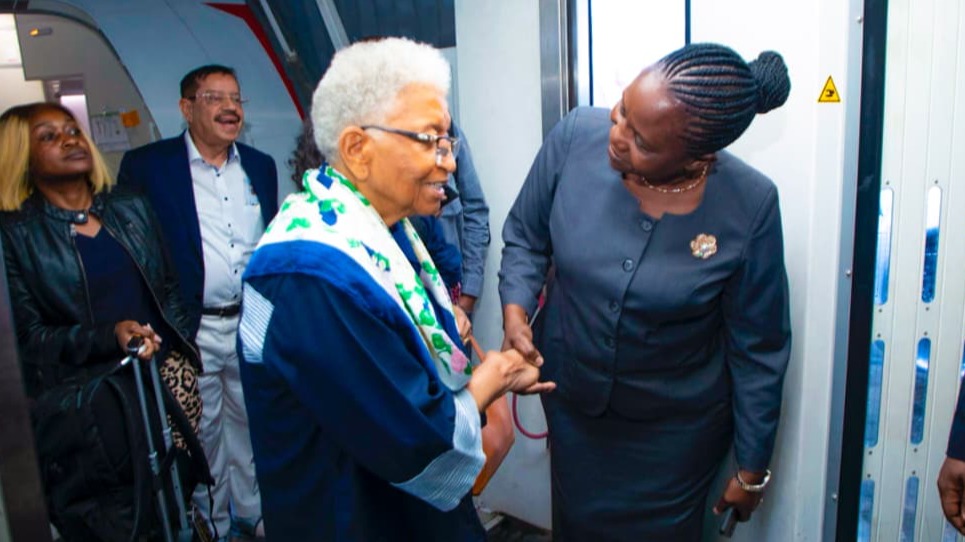 WAZIRI DKT. GWAJIMA AMPOKEA RAIS MSTAAFU WA LIBERIA  MHE. ELLEN JOHNSON SIRLEAF  KWA ZIARA YA KIKAZI NCHINI