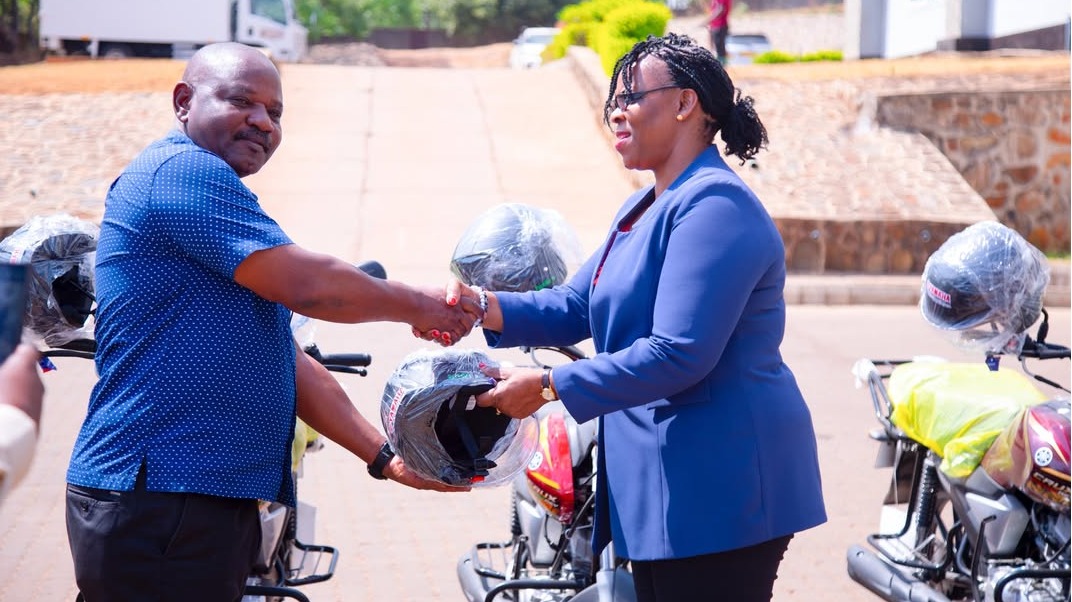 MAAFISA MAENDELEO YA JAMII WANANE SONGWE  WAKABIDHIWA PIKIPIKI KAMA VITENDEAKAZI
