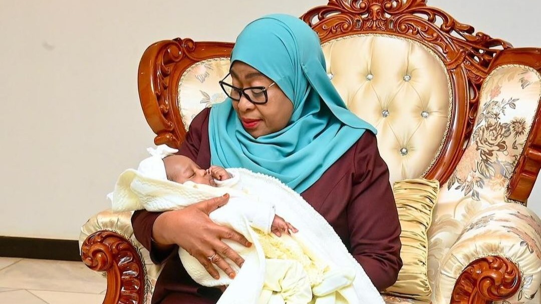 RAIS SAMIA AMUASILI MTOTO MCHANGA ALIYETELEKEZWA NZEGA